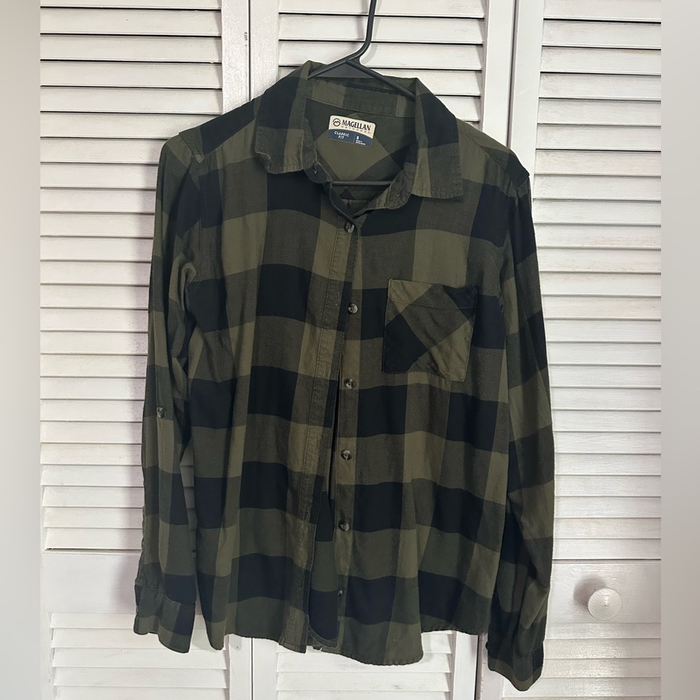 Magellan Outdoors Green and Black Casual Button Down Shirt